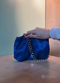 Borsetta blu con catena
