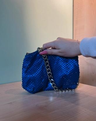 Borsetta blu con catena