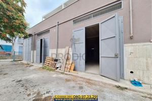 Capannone con cinque ingressi a Terlizzi