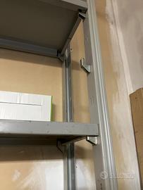 Scaffalatura regolabile a ganci