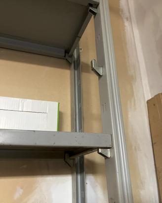 Scaffalatura regolabile a ganci