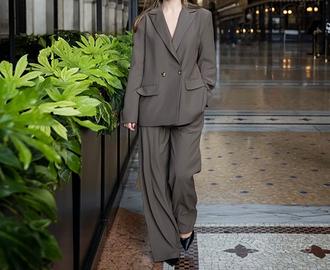 Completo elegante da donna (giacca + pantaloni). N