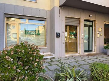 LOCALE COMMERCIALE AL PIANO TERRA CON DOPPIA VETRI