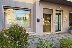 LOCALE COMMERCIALE AL PIANO TERRA CON DOPPIA VETRI