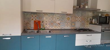 Cucina compresa di elettrodomestici