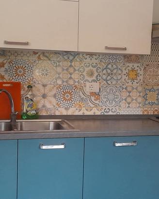 Cucina compresa di elettrodomestici