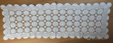 Centrotavola bianco eseguito ad uncinetto