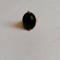 Anello con pietra preziosa