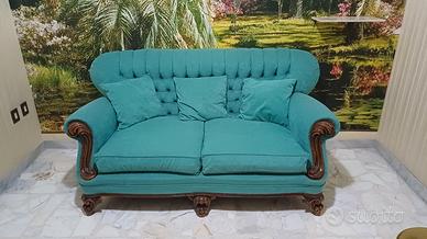 Divano Chesterfield 2 posti con braccioli in legno