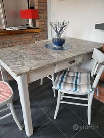 Tavolo in marmo con base in legno con 4 sedie
