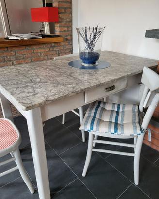 Tavolo in marmo con base in legno con 4 sedie