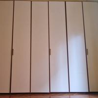 ARMADIO IN LEGNO DI ROVERE, COLORE CREMA E MARRONE