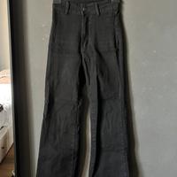 Jeans neri flare a vita alta con fondo sfrangiato