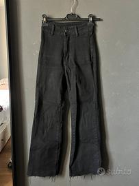 Jeans neri flare a vita alta con fondo sfrangiato