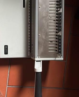 Perforatore manuale per rilegatura opuscoli