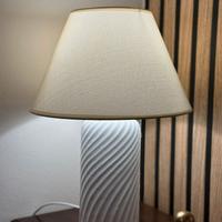 Lampada da tavolo con base a spirale