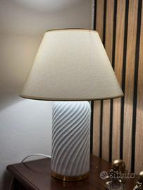 Lampada da tavolo con base a spirale
