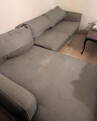 comodo divano con penisola di colore grigio