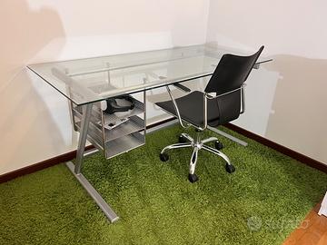 Scrivania e sedia da ufficio