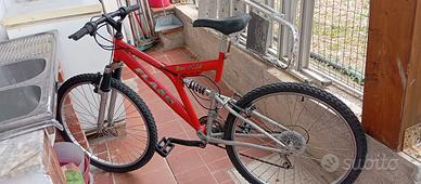 bicicletta  Mountain-bike rossa 