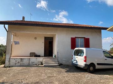 Casa con terreno, vigneto e bosco a Paternopoli