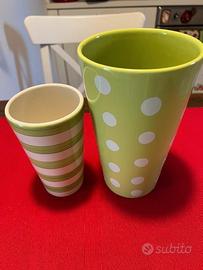 Due vasi con fantasie color verde/beige.