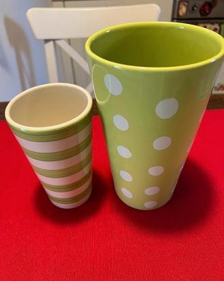 Due vasi con fantasie color verde/beige.
