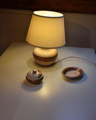 Set lampada e oggetti in porcellana