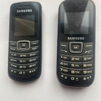 Due telefoni cellulari Samsung vintage