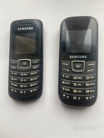 Due telefoni cellulari Samsung vintage