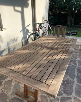 Tavolo in legno con 6 sedie