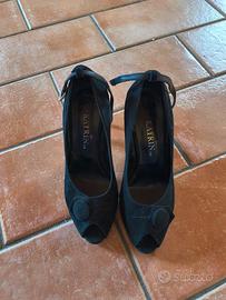 décolleté open toe camoscio nero con cinturino 