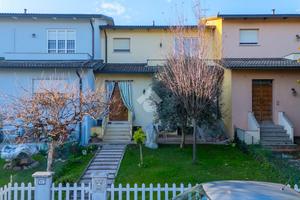 VILLA A SCHIERA A NOVELLARA