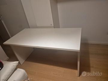 Scrivania bianca 140 × 70 cm – ampia e funzionale