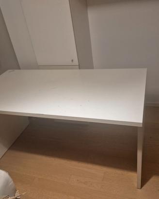 Scrivania bianca 140 × 70 cm – ampia e funzionale