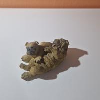 Statuina coppia di cani che giocano