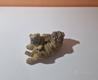 Statuina coppia di cani che giocano