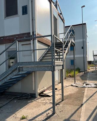 Scala in ferro zincata a caldo a 90°