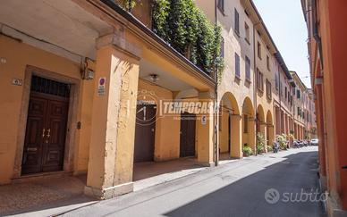 Negozio a Bologna Via Borgonuovo 2 locali