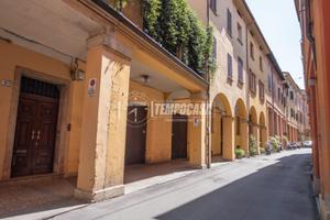 Negozio a Bologna Via Borgonuovo 2 locali