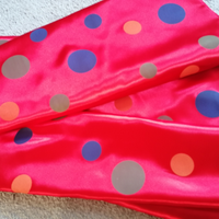 Tessuto raso rosso a pois colorati