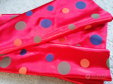 Tessuto raso rosso a pois colorati