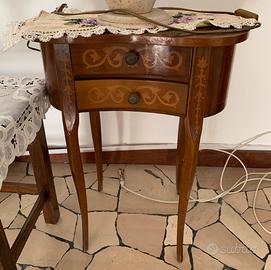 Elegante tavolino a fagiolino vintage intarsiato