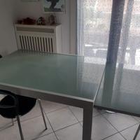 Tavolo in vetro allungabile e  4 sedie