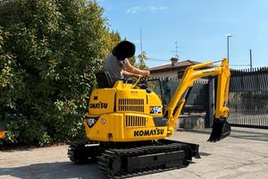 E242 - Escavatore 15 q Komatsu PC15 Carro Allargab