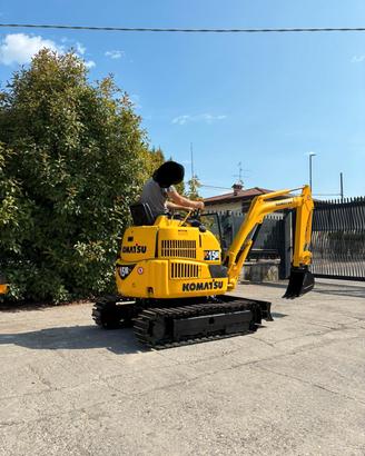 E242 - Escavatore 15 q Komatsu PC15 Carro Allargab