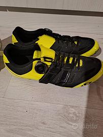 scarpe da ciclismo su strada giro