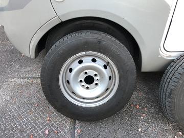 Treno gomme e cerchi da 15 e ruota di scorta