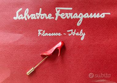 Spilla pin up scarpa rossa Ferragamo vintage