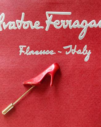 Spilla pin up scarpa rossa Ferragamo vintage